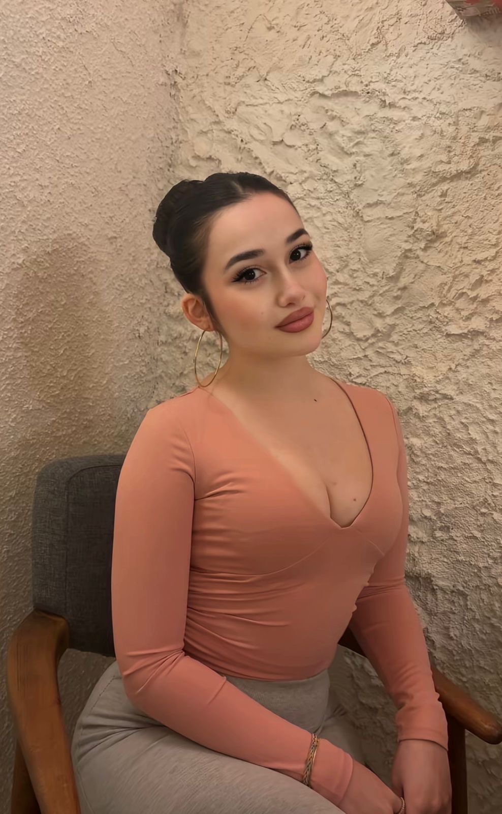 Güney İlham Verici Kadın Escort İkbal